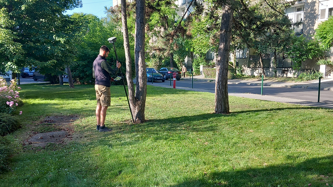 Info-Garden geodéziai felmérés, parkkataszter készítés hagyományos GPS-alapú műszerrel