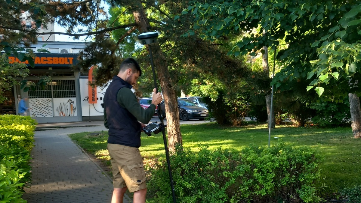IG-Atlas alkalmazás előnyei a terepi munkák során: IG-Atlas városüzemeltetési szoftver zöldterület felmérése során GPS jeladóval, közparkban - Info-Garden